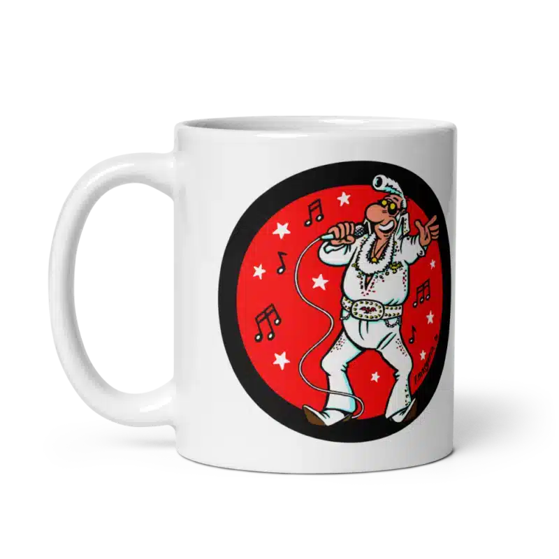 Mug Elvis Lucien avec illustration humoristique d'Elvis Presley version Lucien en tenue blanche de scène sur fond rouge.