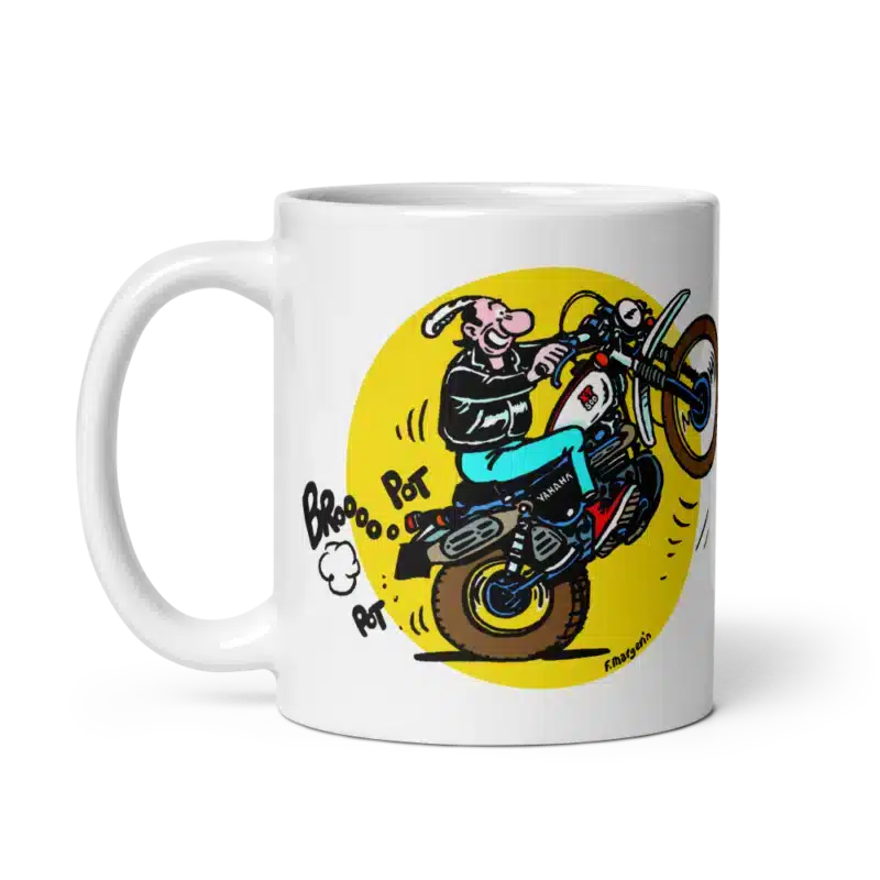 Mug Lucien 500 XT représentant Lucien sur une moto vintage en roue arrière, dessin humoristique emblématique.