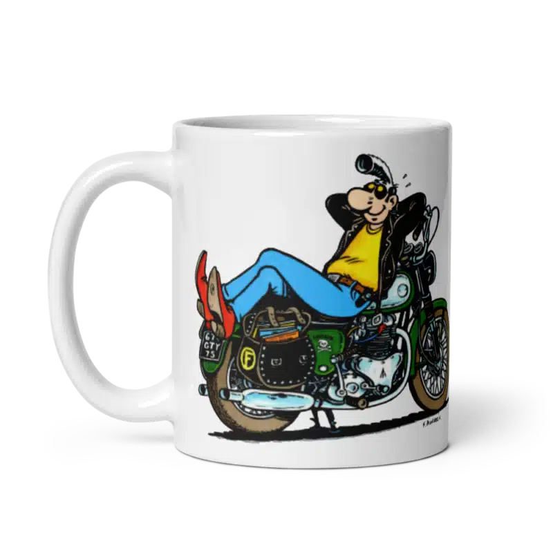 Mug Lucien allongé sur sa BSA Trident verte, ambiance moto vintage et décontractée.